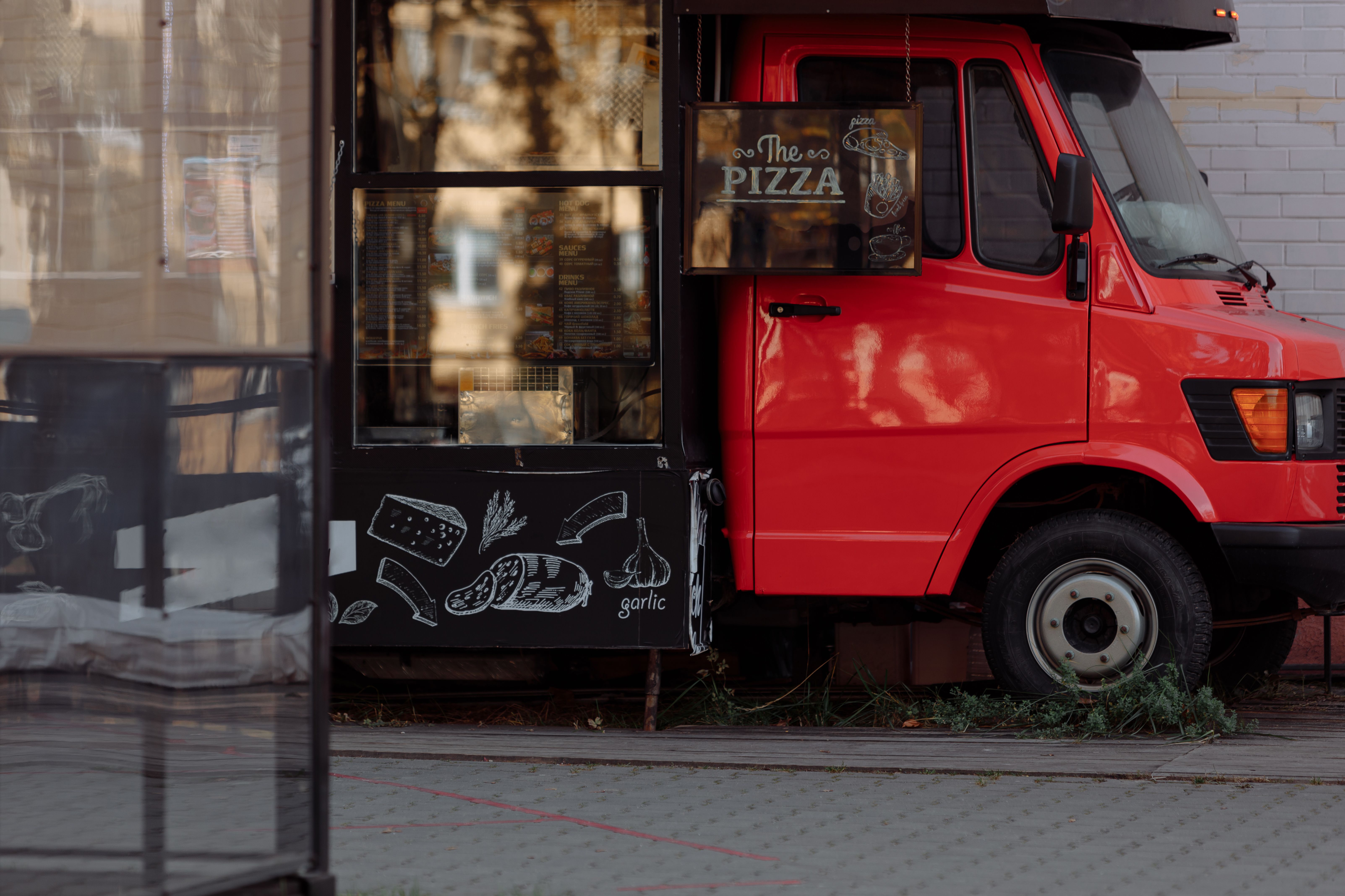 Roter Foodtruck bei Abenddämmerung an einem Standplatz